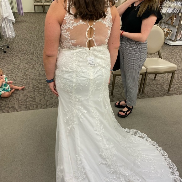 Wedding dress only tried on once - Picture 2 of 6